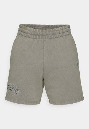 Pantalones cortos de algodón gris con cintura elástica y costuras laterales. Presenta un logo bordado en la pierna izquierda. Textura suave, diseño a la altura de la rodilla.