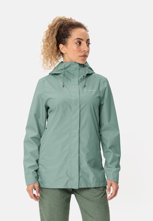 Waterdichte groene jas met verstelbare capuchon, voorrits en zijzakken. Gladde textuur met minimale branding op de borst.