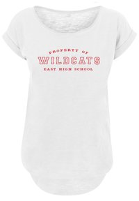 Balta trumpa rankovėmis marškinėliai su apvaliu iškirpimu ir sušalintais manžetais. Yra raudonas užrašas: "PRIKLAUSO WILDCATS EAST HIGH SCHOOL."