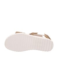 Braune Sandalen mit verstellbaren Klettverschlüssen, offenem Design, weicher Textur und einer weißen Gummisohle mit Rillen für besseren Halt.
