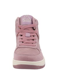 Różowe zamszowe sneakersy typu high-top z wyściółką przy kostce, miękkimi sznurówkami i gumową podeszwą. Posiadają logo Kappa na języku i boku.