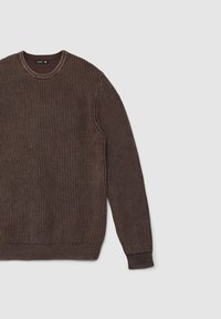 Maglione a coste marrone con maniche lunghe, collo rotondo e tessuto testurizzato. Presenta una vestibilità ampia e un motivo a coste orizzontali.