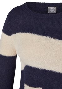 Marineblau- und cremegestreifter Pullover aus weichem, kuscheligem Material mit einem gerippten Rundhalsausschnitt und sichtbarem Markenlabel.