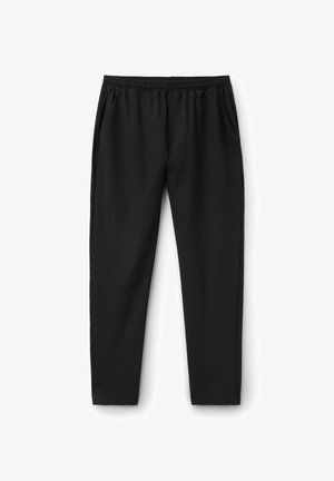 Sorte bukser lavet af glat stof, med en elastisk talje, to sidelommer og tapered ben for en tæt pasform.