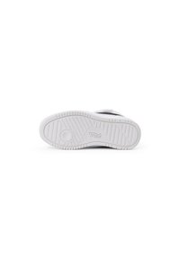 Zapatilla blanca con suela de goma texturizada, que presenta un diseño sencillo y un upper liso. Incluye un logo sutil en la suela.