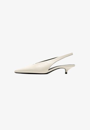 Chaussure slingback en cuir blanc avec bout pointu et petit talon kitten, vue de côté sur un fond blanc.