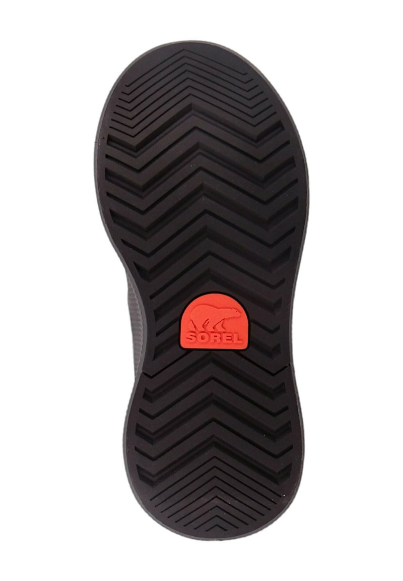 Czarna gumowa podeszwa buta z zygzakowatym wzorem bieżnika i czerwonym logo Sorel. Teksturowana powierzchnia zapewnia przyczepność i stabilność.