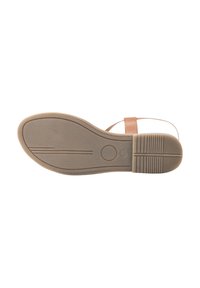 Sandalo in pelle marrone chiaro con suola piatta, caratterizzato da una superficie liscia, un design semplice delle cinghie e una forma leggermente curvata alla base.