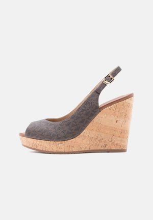 Sandale compensée à bout ouvert pour femme avec dessus en cuir marron texturé et talon compensé en liège, équipée d'une bride arrière à boucle métallique.