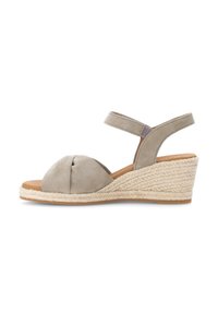 Sandalo con zeppa in suede grigio chiaro con una sezione della punta plissettata e un tacco avvolto in juta. Presenta una fascia alla caviglia regolabile per una vestibilità ottimale.