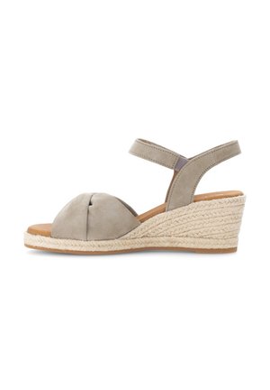 Sandale compensée en suede gris clair avec une section de bout plissée et un talon en jute. Elle est dotée d'une sangle ajustable à la cheville pour un bon maintien.