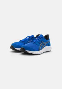 Chaussures de sport bleues avec une tige en mesh, des accents noirs et une semelle intermédiaire blanche. Présente un bout arrondi et une semelle extérieure noire texturée.