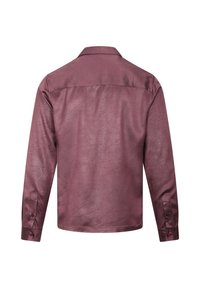 Mørkerød skjorte i skinnimitasjon, lange ermer, glatt tekstur, spiss krage, detalj i ryggparti, knappede mansjetter, minimalistisk design.