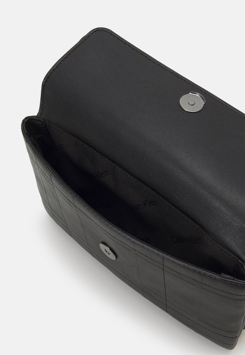 Calvin Klein RE LOCK BODY FLAP QUILT - Taška s příčným popruhem - black