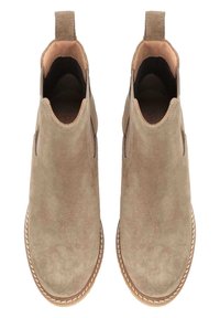 Beige mockask stövletter med elastiska sidor, rund tå och dragflik. Detaljerad sömnad längs gummisulan ger textur.