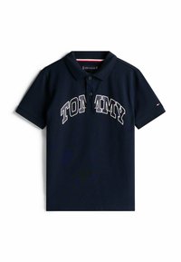 Mørkeblå polo-shirt med krave, der har "TOMMY" i fede hvide bogstaver hen over brystet. Lavet af glat bomuldsstof med korte ærmer.
