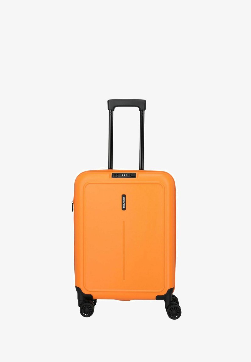 Oranger Hartschalenkoffer mit vier schwarzen Rädern, teleskopischem schwarzen Griff und integriertem Zahlenschloss.
