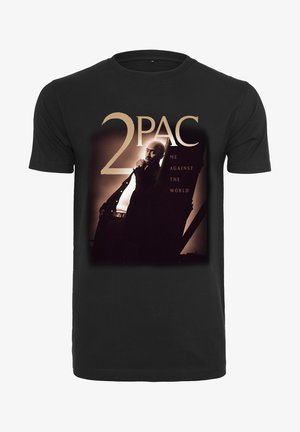 Crna pamučna majica s printom grafike osobe i tekstom "2PAC ME AGAINST THE WORLD" u zlatnim i smeškim tonovima.