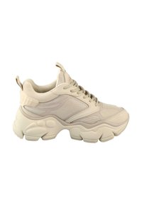 Baskets beiges épaisses avec tige en mesh et cuir, semelle épaisse sculptée, fermeture lacée à l'avant et languettes sur la languette et le talon.