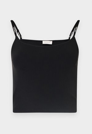 Svart ribbet cami med tynne stropper som har Calvin Klein-logo. Enkelt, tettsittende design med en jevn tekstur og ingen ekstra mønstre.