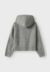 Hoodie gris court en tissu tricoté doux, avec des manches longues, une capuche à cordon de serrage, et un ourlet et des cuffs côtelés. Texture lisse, design minimal.
