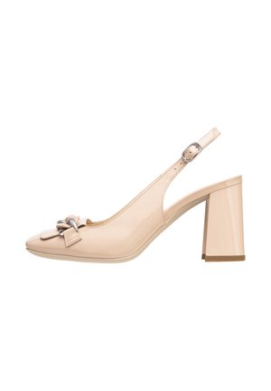 Décolleté in pelle verniciata beige con punta arrotondata, dettagli con fiocco e hardware in tonalità argento, con tacco a blocco.