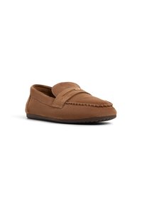 Bruine suède moccasin-stijl slof met gestikte details en een decoratieve band over de bovenkant. Zachte textuur en platte rubberen zool.