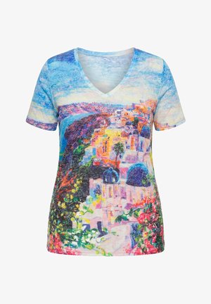 V-hals T-shirt met korte mouwen en kleurrijke print van een kustplaats met koepelvormige gebouwen, kliffen, zee en levendige bloemen.