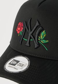 Μαύρο καπέλο μπέιζμπολ με κεντ ημένο λογότυπο NY, κόκκινο τριαντάφυλλο και πράσινα φύλλα, ρυθμιζόμενο λουράκι και υφασμάτινη υφή.