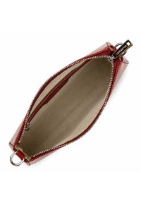 Pochette rossa in pelle con zip, con una superficie liscia, hardware argentato e fodera in tessuto beige. Si apre con un ampio spazio interno.