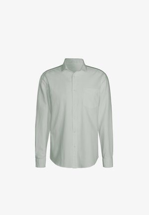 Chemise blanche à manches longues en tissu doux, dotée d'un devant boutonnière, d'un col classique et d'une poche poitrine unique.