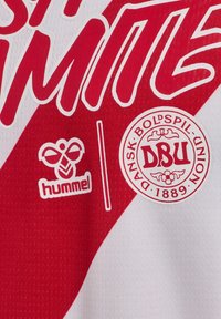 Rood-wit sportshirt met vetgedrukte "hummel"-logo en embleem van de Deense Voetbalbond (DBU) met tekst en jaartal 1889.