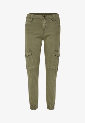 Pantalones cargo en tejido verde oliva, con bolsillos laterales, cinturilla elástica y piernas ajustadas. Textura suave con detalles de costura visibles.