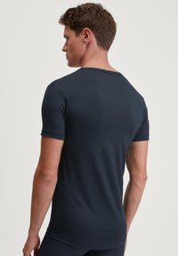 Donkerblauwe T-shirt met korte mouwen, lichtgewicht stof, aansluitende pasvorm, ronde hals, gladde textuur, minimalistisch ontwerp. Achteraanzicht, geen zichtbare logo's.
