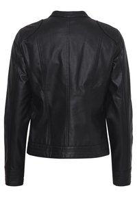 Veste en cuir noir à coupe ajustée, avec des détails matelassés aux épaules et des accents côtelés aux poignets et à l'ourlet. Texture lisse.