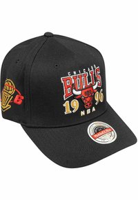 Gorra de béisbol negra con el logo bordado de los Chicago Bulls en rojo, blanco y dorado, con "1996" y el emblema de la NBA. Ajustable.