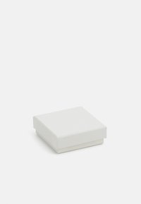 Scatola quadrata bianca realizzata in carta strutturata, con un coperchio liscio e una base leggermente incassata per facilitarne l'apertura. Le dimensioni sono compatte.