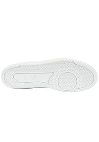 Semelle de chaussure en caoutchouc blanc avec un motif en chevrons, arborant un logo « K-Swiss » en relief et des accents arrondis pour améliorer l'adhérence.