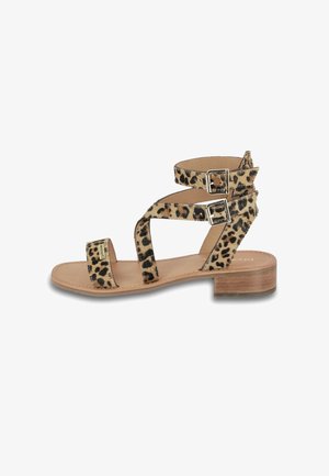 Sandalia de estampado de leopardo con dos hebillas ajustables. Diseño con tiras, tacón plano de madera y tela texturizada para un aspecto distintivo.