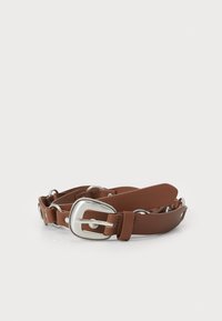 Ceinture en faux cuir brun avec une boucle rectangulaire en argent, présentant un bord texturé et des accents matériels circulaires.