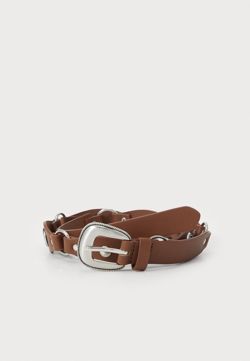 Ceinture en faux cuir brun avec une boucle rectangulaire en argent, présentant un bord texturé et des accents matériels circulaires.