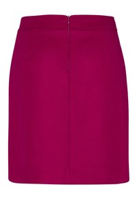 Jupe en coton fuchsia de forme A avec une fermeture éclair dissimulée à l'arrière, présentant une texture lisse et des lignes épurées, sans poches ni ornements.