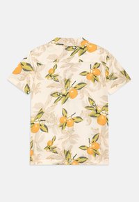 Kortærmet skjorte med en lys cremet baggrund og et gult-orange citrusfrugt blomsterprint. Har en klassisk krave og letvægtsstof.