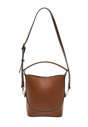 Brun læder spandtaske med et buet design, der har et top håndtag og justerbar rem, guld hardware og kontrasterende syninger.