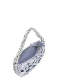 Borsa a secchiello argentata con paillettes, manico di perline trasparente e chiusura con zip. Presenta una fodera interna liscia e una forma arrotondata per una facile maneggevolezza.