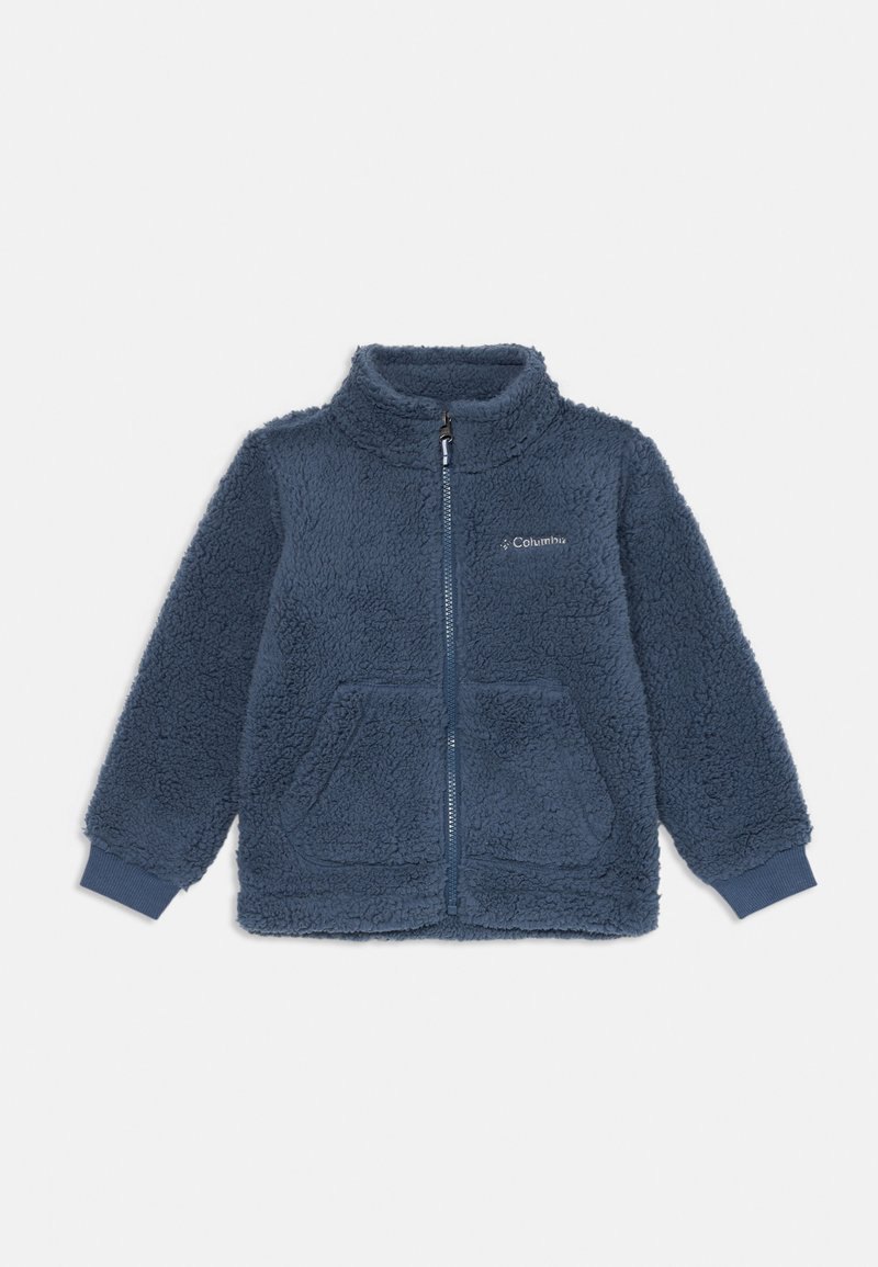 Giacca in pile di colore blu scuro con colletto alto e zip frontale. Presenta due tasche laterali e polsini a coste. Tessuto morbido e strutturato.