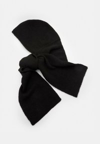 Sciarpa nera lavorata a maglia con una finitura texturizzata e due estremità lunghe legate insieme al centro. Il materiale sembra morbido e flessibile.