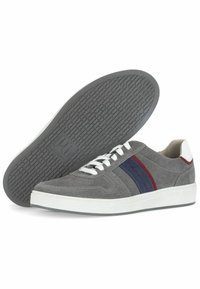 Baskets en daim gris avec des semelles en caoutchouc blanches, présentant des accents rayés rouges et bleus et des lacets blancs. Semelle extérieure texturée pour une meilleure adhérence.