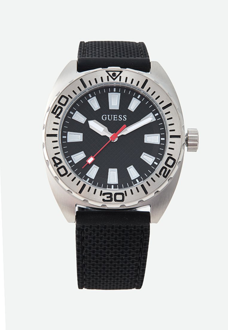 Reloj de acero inoxidable plateado con un dial negro texturizado, marcadores numéricos, segundero rojo y una correa de goma negra.