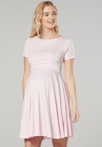Rosa, kurzärmliges Umstandskleid aus weichem Stoff, mit einem eng anliegenden Oberteil, das in einen ausgestellten Rock übergeht, mit einer glatten Textur und einfachem Design.